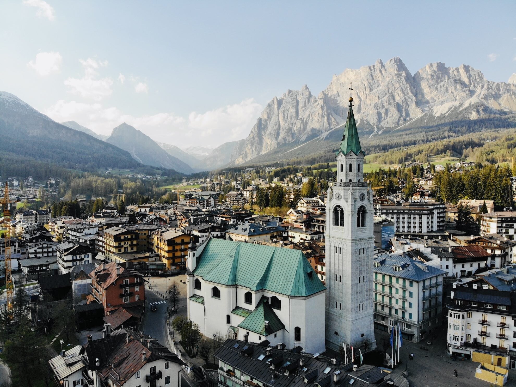 Vista aerea di Cortina d'Ampezzo con il campanile e le Dolomiti sullo sfondo