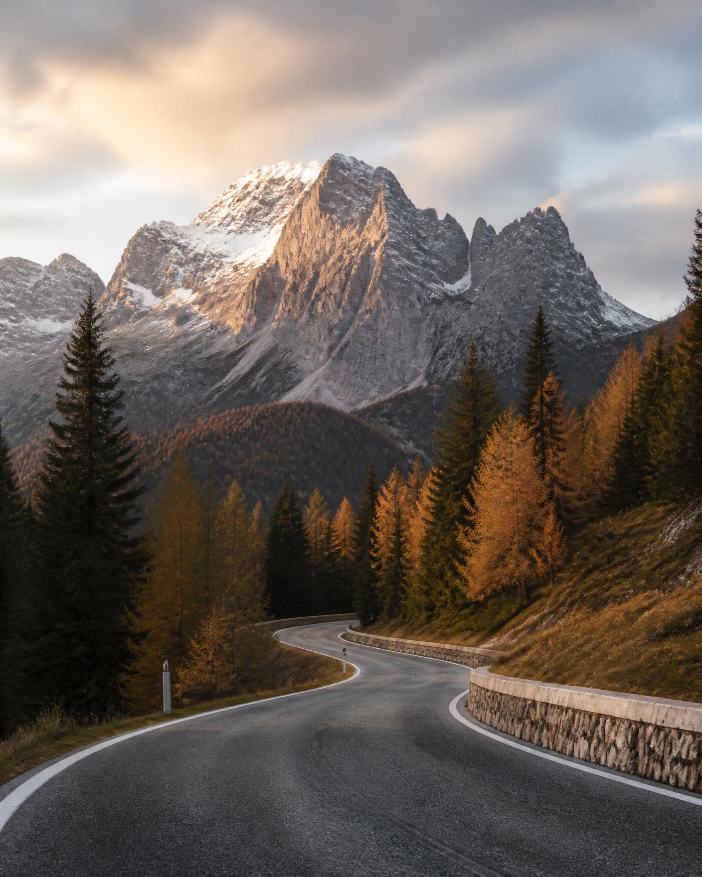 Strada di montagna tra le Dolomiti al tramonto, nei pressi di Cortina d'Ampezzo