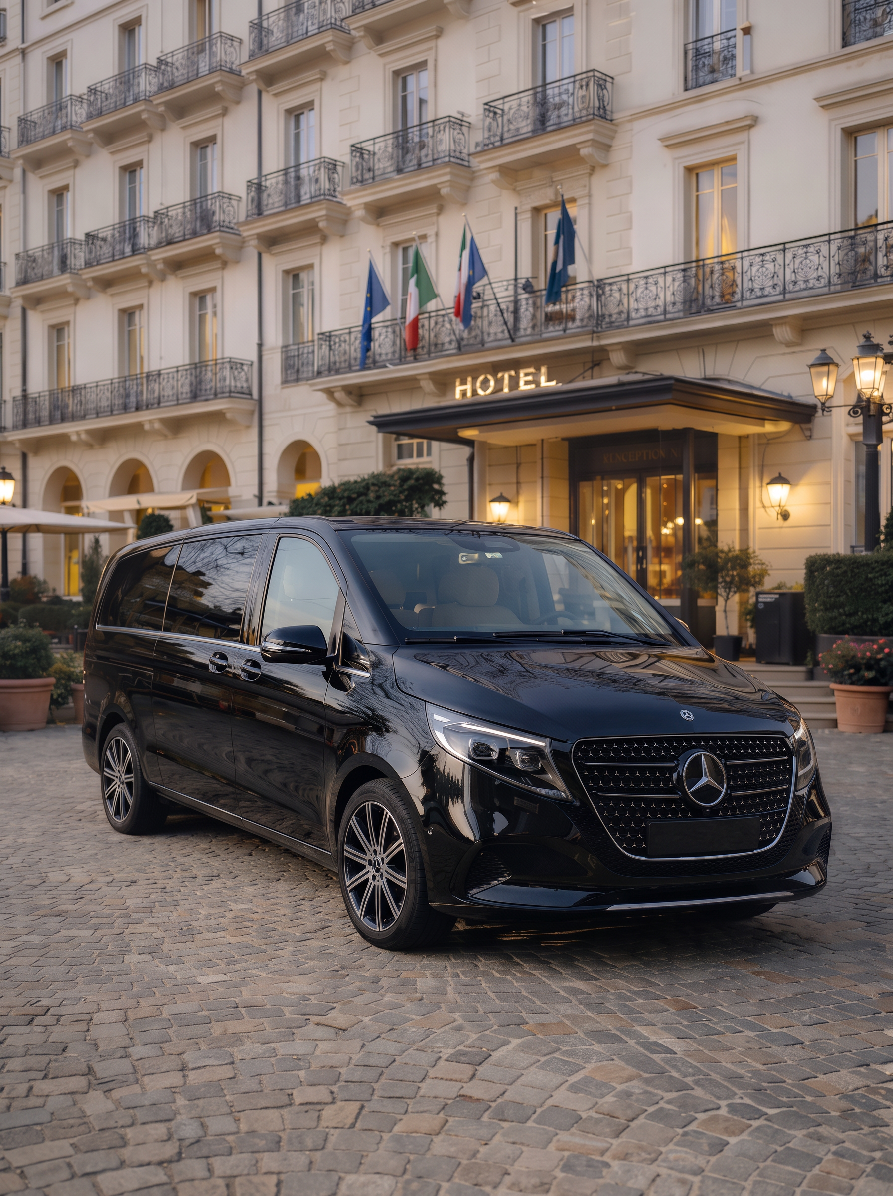 Vettura Élite Ampezzo Service in sosta davanti a un hotel